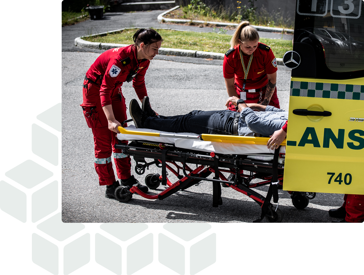 Ambulancereddere hjælper tilskadekommet ind i ambulance
