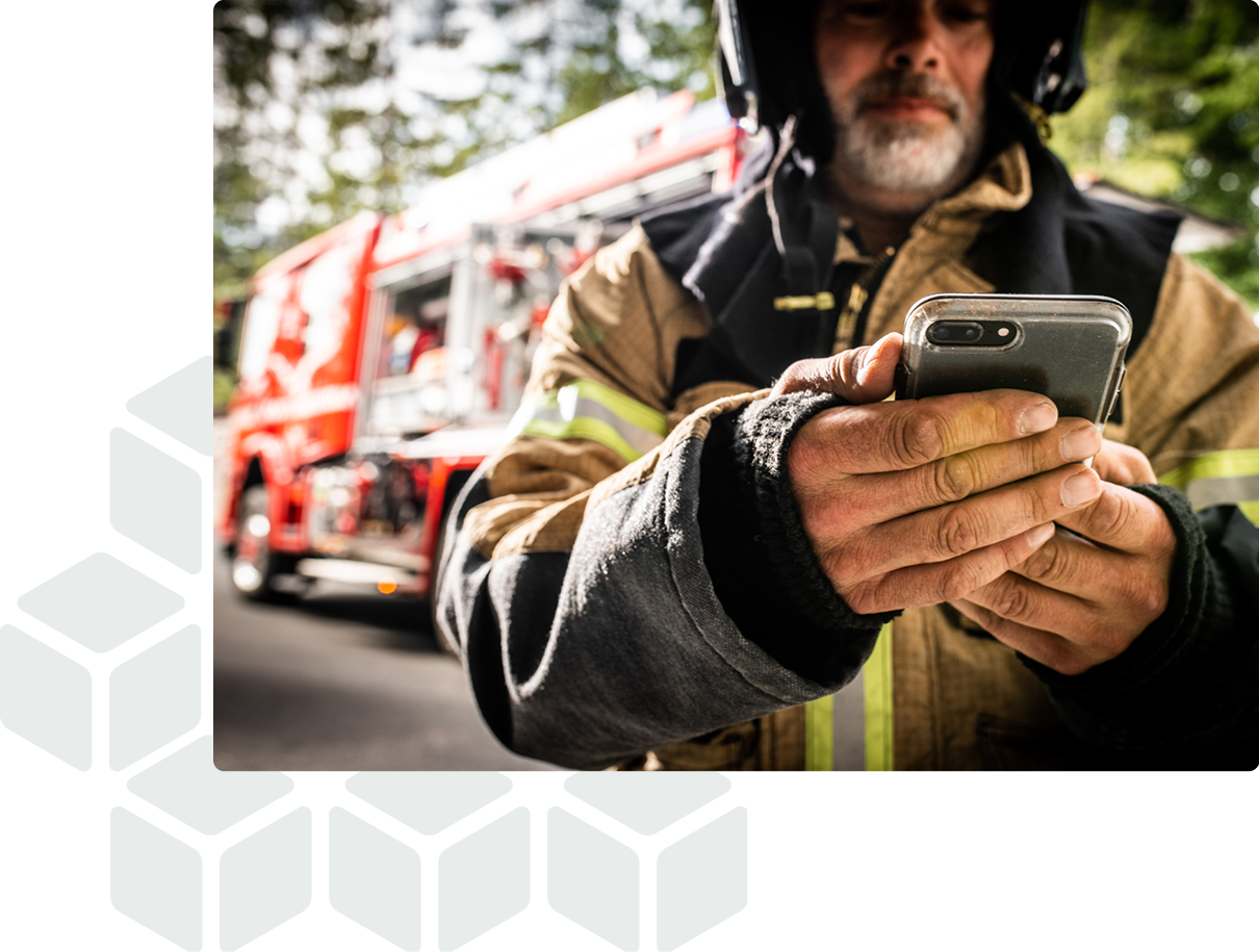 Brandmand med smartphone