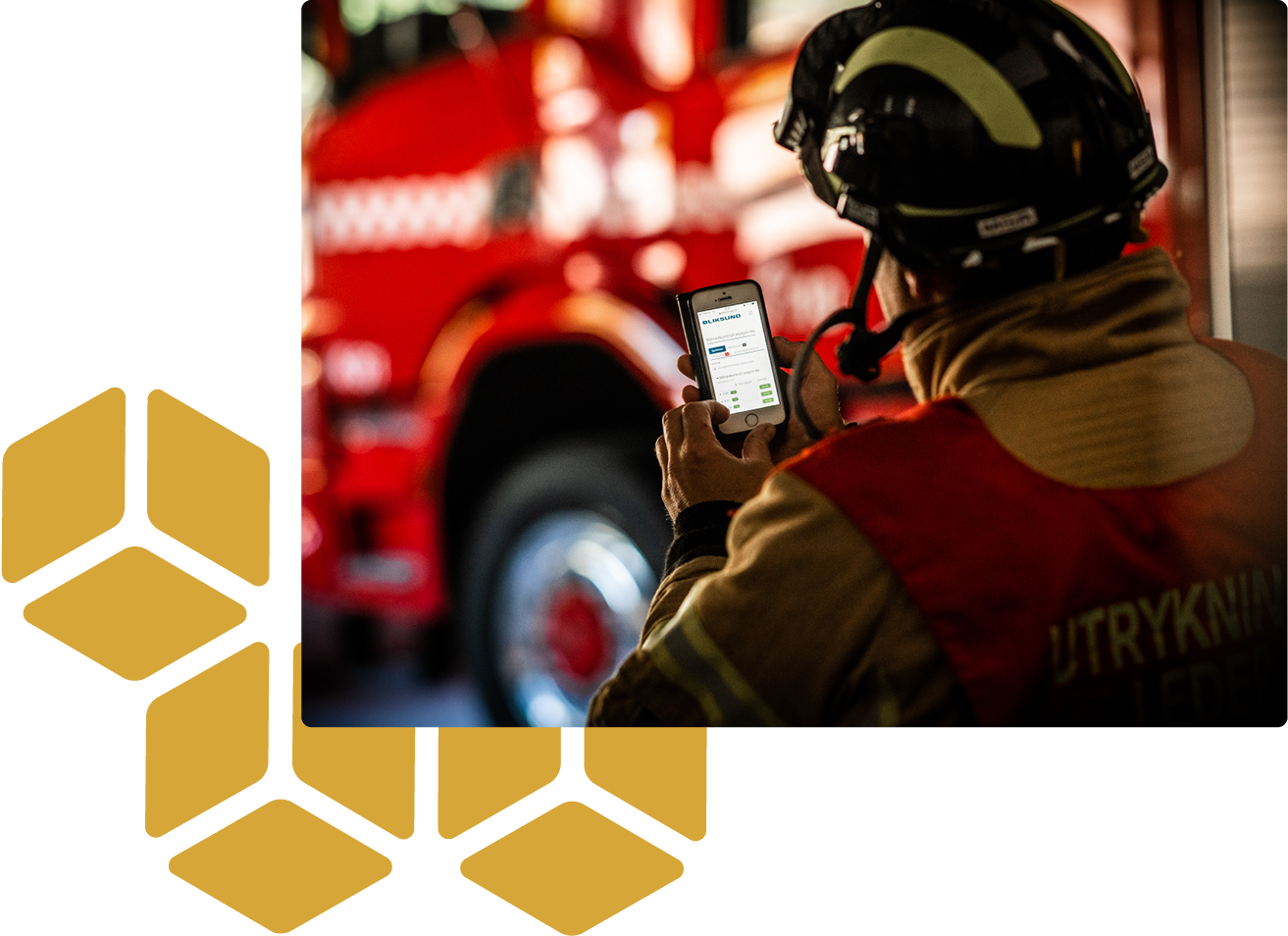 Brandmand bruger GRID ved brandbil