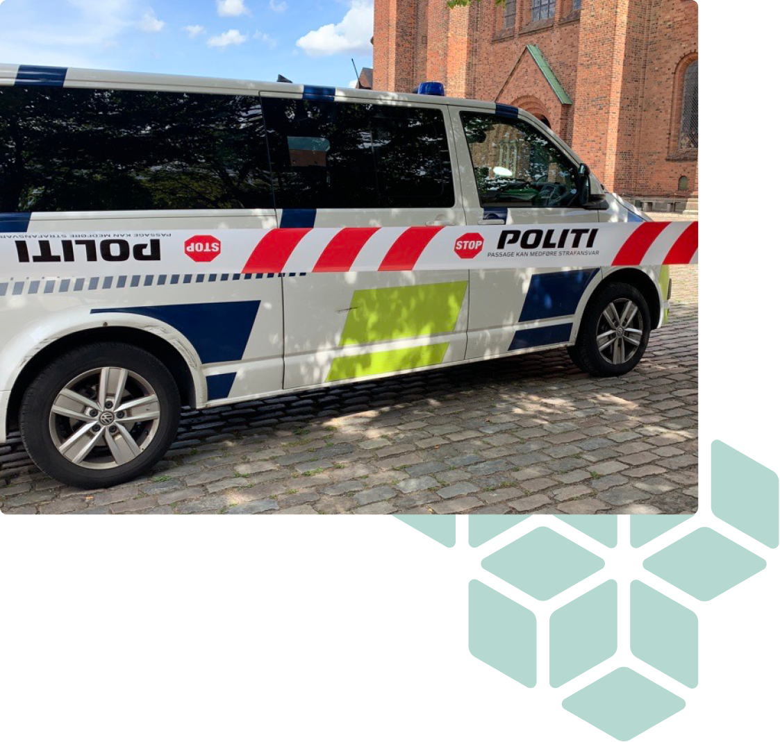 politibil og afspærringsbånd