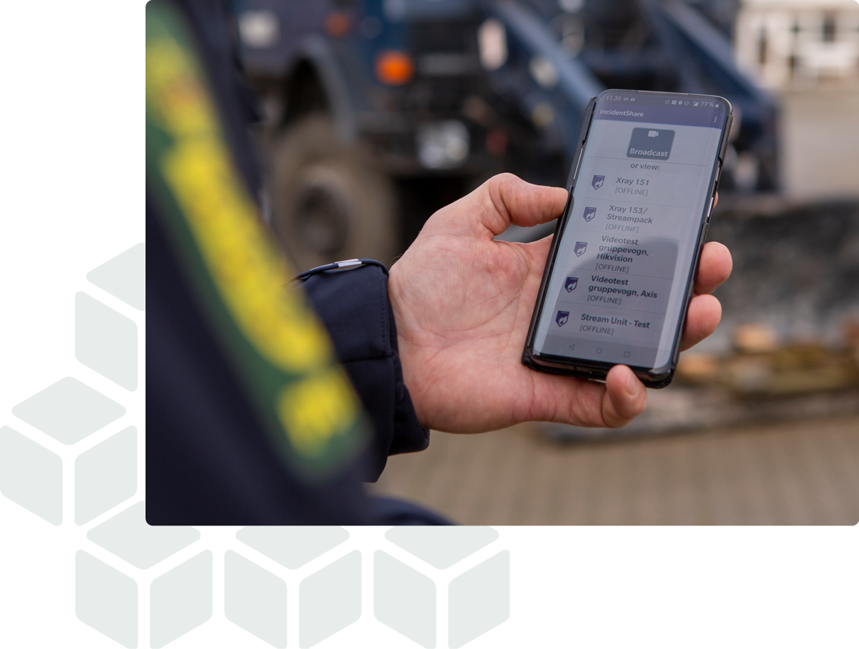 politibetjent bruger incidentshare appen og ser live kanaler