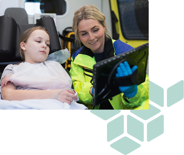 Ambulanceredder bruger EWA i tablet sammen med pige der har arm i slynge event medical services